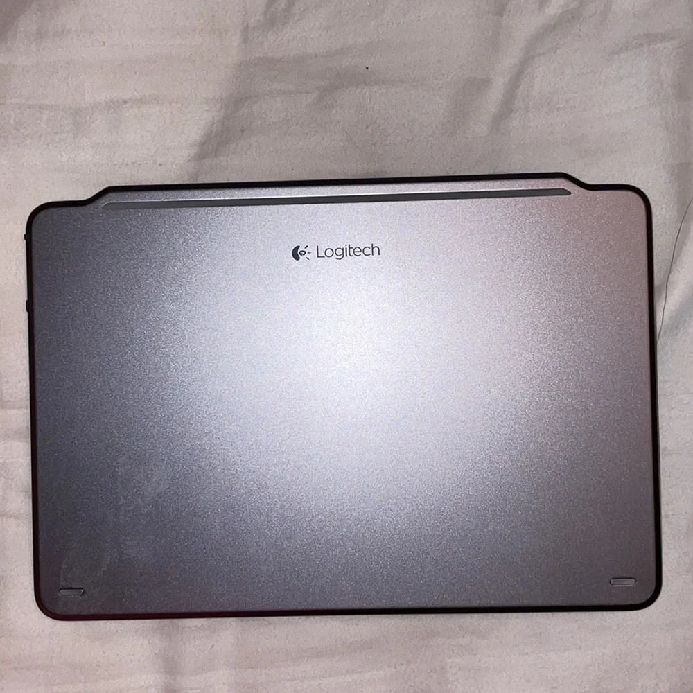 Logitech ultra thin magnetic Bluetooth clip on keyboard cover for iPad mini